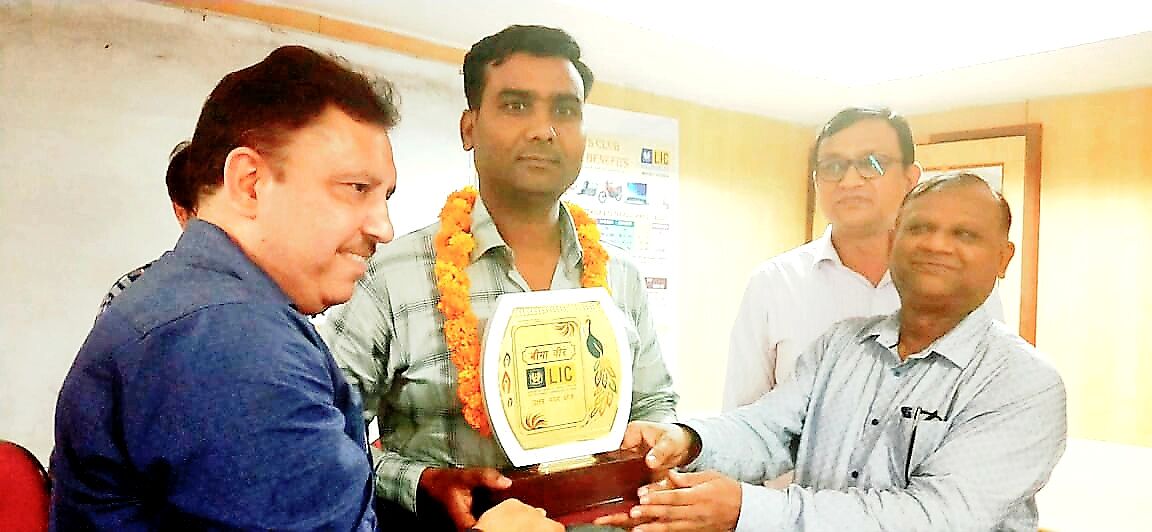 मुज़फ्फरनगर के सुशील कुमार को बीमा वीर के खिताब से नवाजा गया