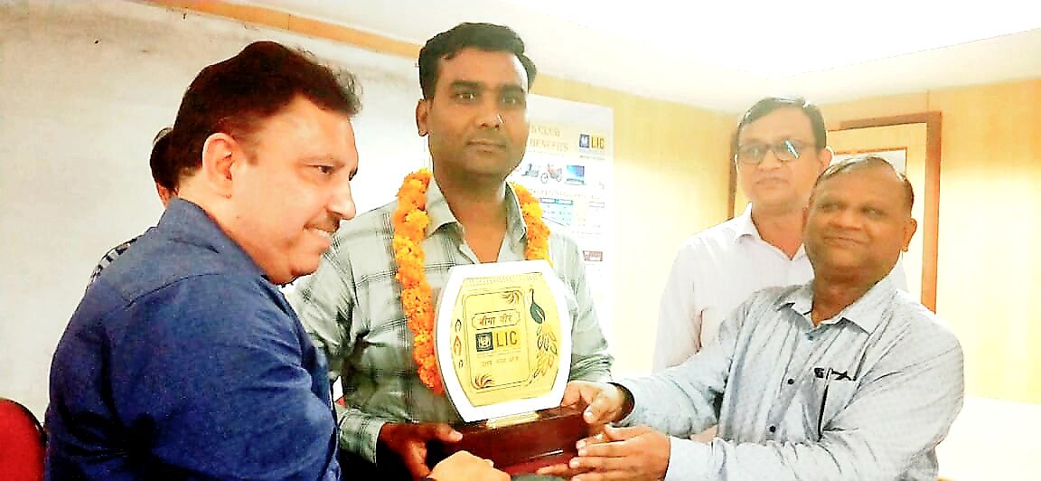 मुज़फ्फरनगर के सुशील कुमार को बीमा वीर के खिताब से नवाजा गया मुज़फ्फरनगर के सुशील कुमार को बीमा वीर के खिताब से नवाजा गया