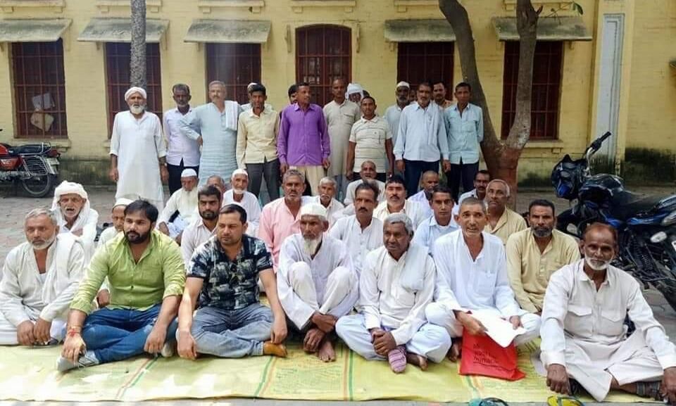 गज्जू पठान ने डीएम कार्यालय पर किसानों के साथ दिया धरना
