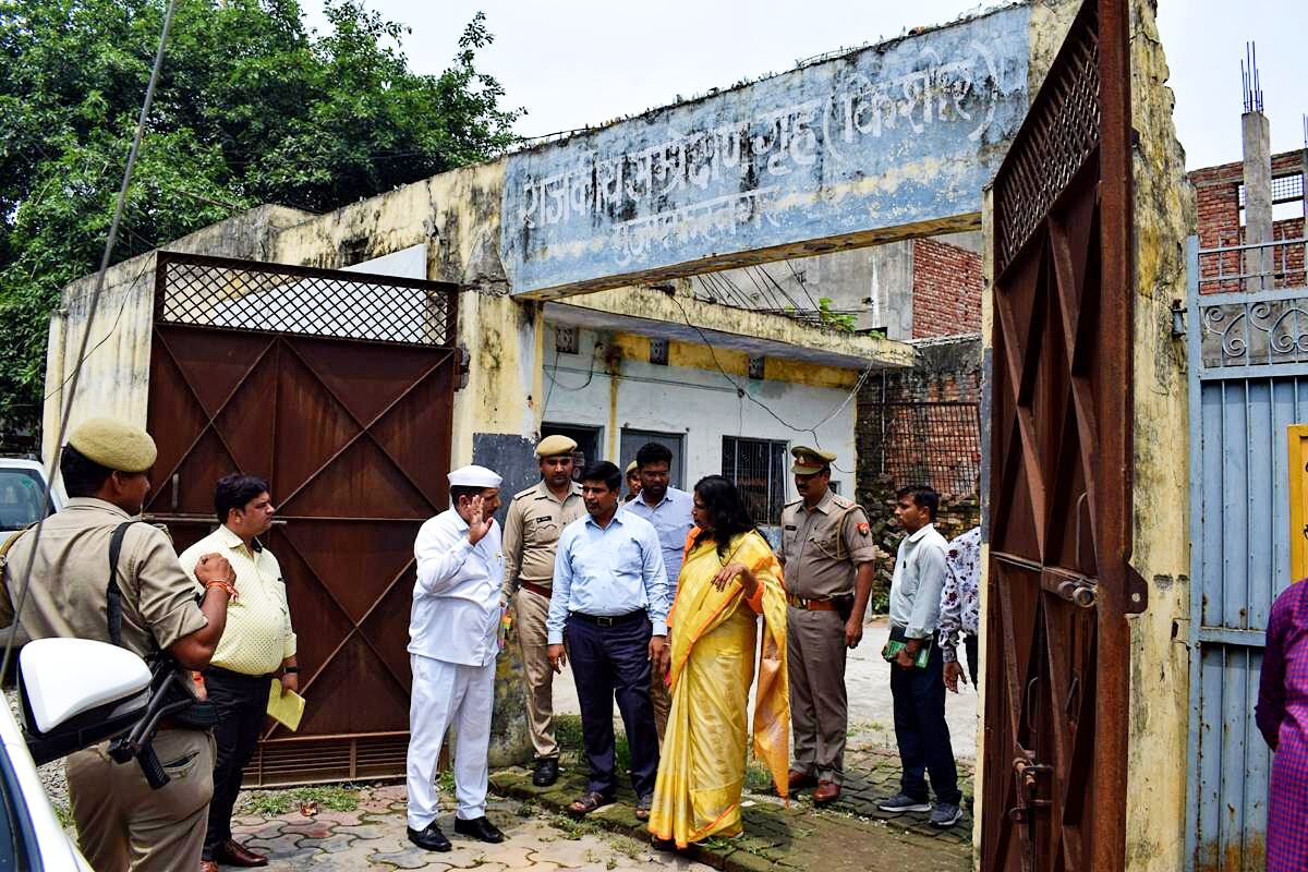 डीएम ने राजकीय सम्प्रेक्षण गृह और शैल्टर होम का निरीक्षण कर गहनता से जांच की डीएम ने राजकीय सम्प्रेक्षण गृह और शैल्टर होम का निरीक्षण कर गहनता से जांच की
