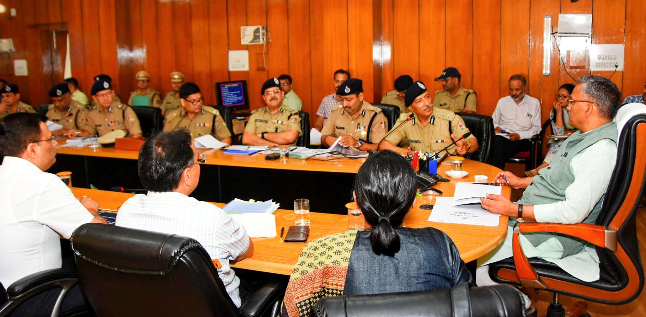 मुख्यमंत्री ने कानून व्यवस्था की चुनौतियों का दक्षता के साथ सामना करने के निर्देश दिये मुख्यमंत्री ने कानून व्यवस्था की चुनौतियों का दक्षता के साथ सामना करने के निर्देश दिये