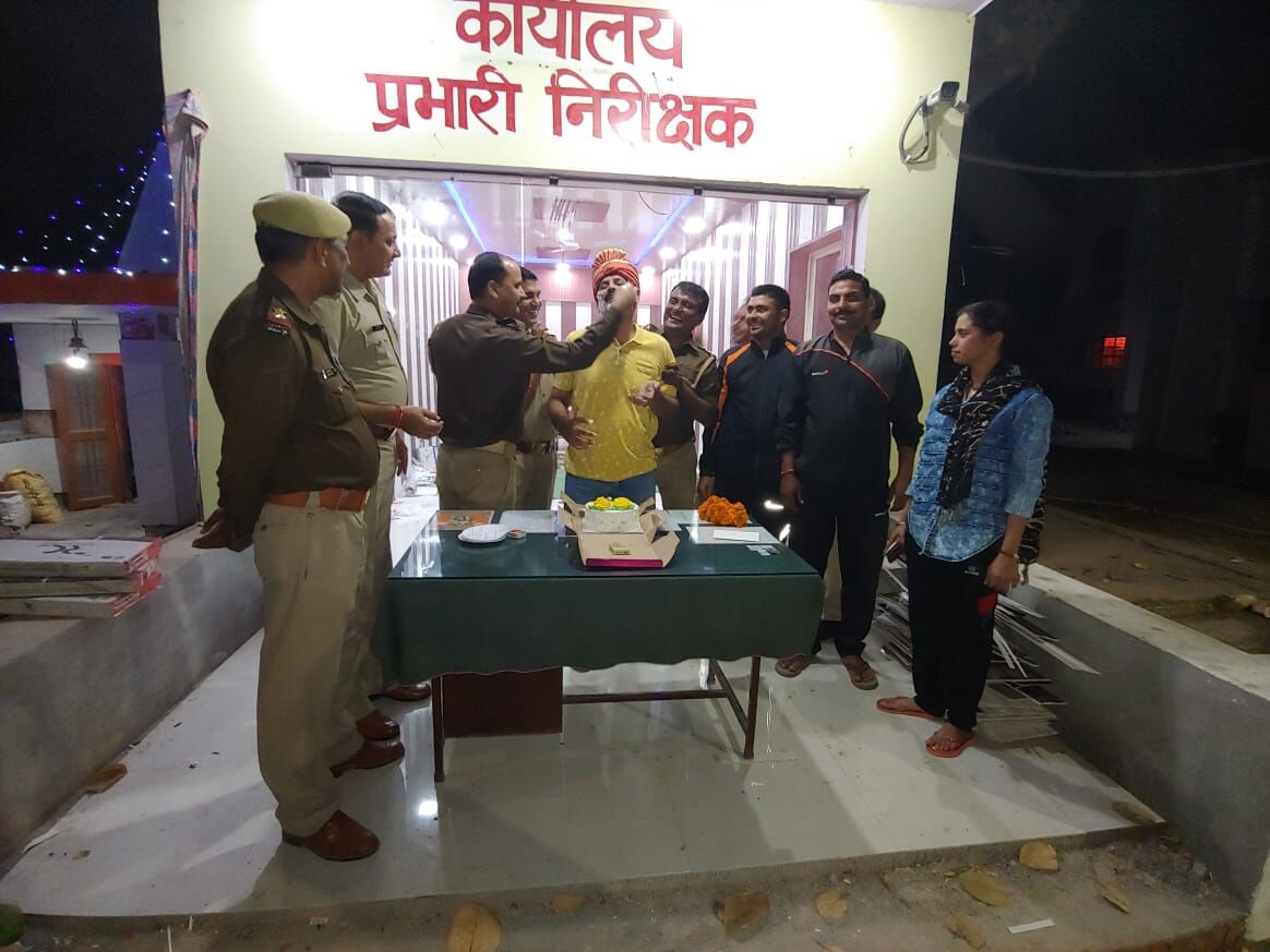 कप्तान अभिषेक की पहल-34 साल में पहली बार मना एसआई प्रमोद का बर्थ-डे कप्तान अभिषेक की पहल-34 साल में पहली बार मना एसआई प्रमोद का बर्थ-डे