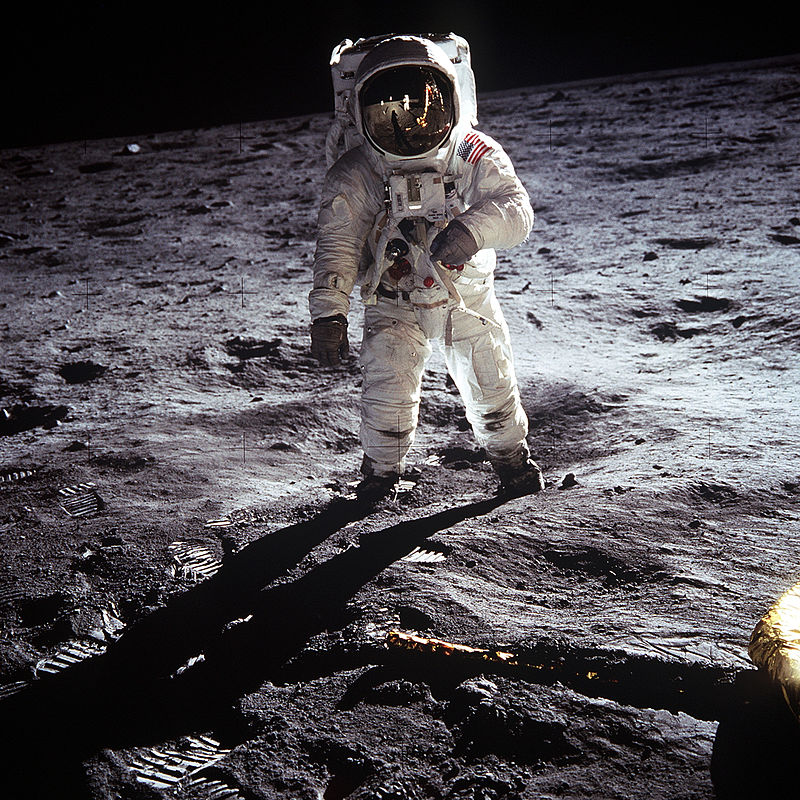 पचास साल पहले आज ही के दिन पहली बार चांद पर पड़े थे इंसान के कदम