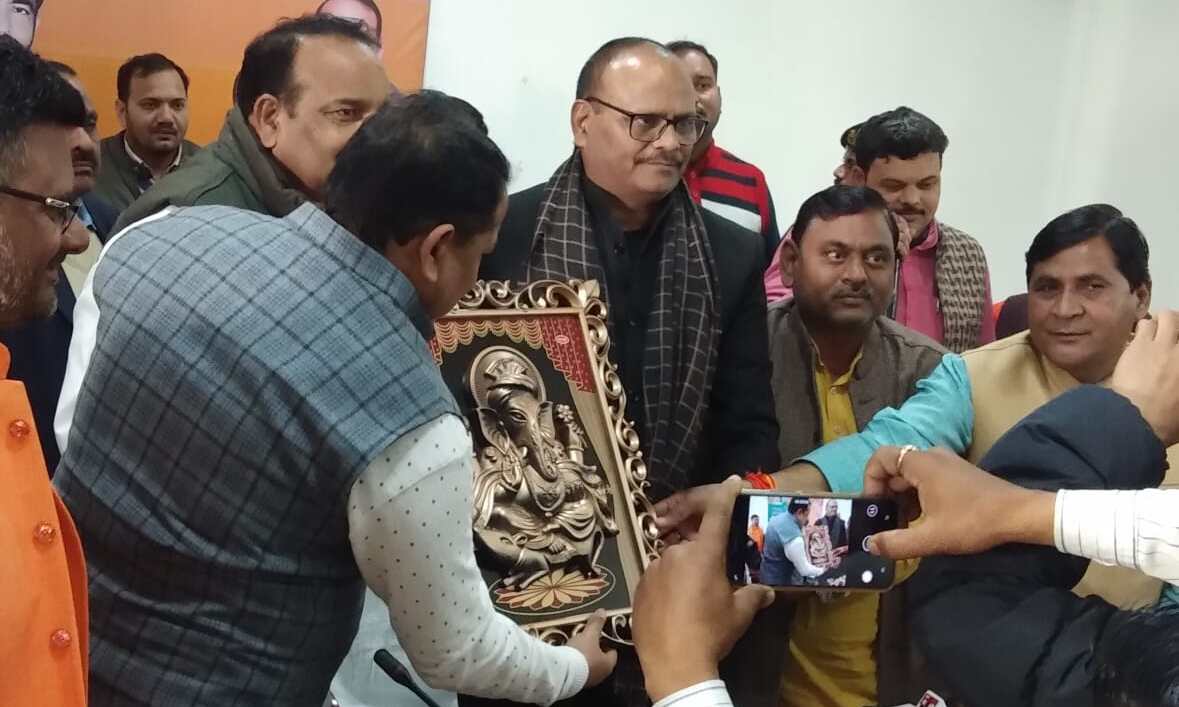 विधि एवं न्याय मंत्री ब्रजेश पाठक ने भूतपूर्व सैनिकों के परिवार को किया सम्मानित