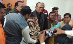 विधि एवं न्याय मंत्री ब्रजेश पाठक ने भूतपूर्व सैनिकों के परिवार को किया सम्मानित विधि एवं न्याय मंत्री ब्रजेश पाठक ने भूतपूर्व सैनिकों के परिवार को किया सम्मानित