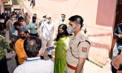 डीएम सेल्वा कुमारी व एसएसपी अभिषेक ने किया राशन वितरण का निरीक्षण