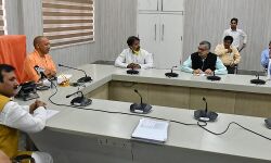 मुख्यमंत्री योगी आदित्यनाथ ने वृद्धावस्था, विधवा, दिव्यांग व कुष्ठावस्था पेंशन का किया वितरण मुख्यमंत्री योगी आदित्यनाथ ने वृद्धावस्था, विधवा, दिव्यांग व कुष्ठावस्था पेंशन का किया वितरण