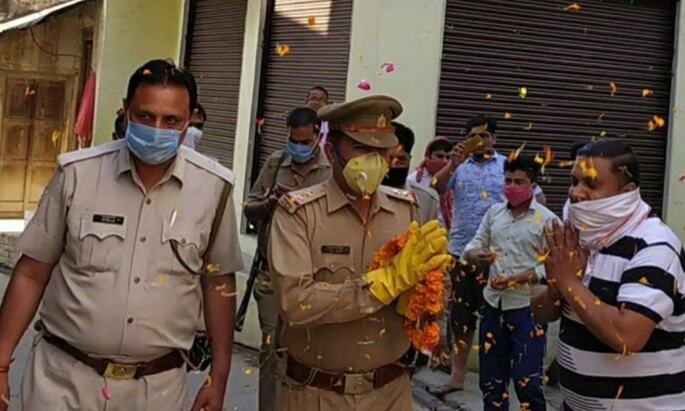भारत माता की जय के बीच व्यापारियों ने खाकी पर की पुष्पवर्षा