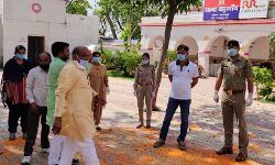 मार्मिक पुलिसिंग करने वाले दरोगा दीपक पर भाजपा जिलाध्यक्ष ने बरसाए फूल