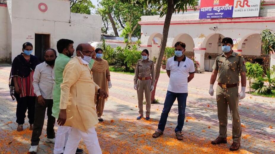 मार्मिक पुलिसिंग करने वाले दरोगा दीपक पर भाजपा जिलाध्यक्ष ने बरसाए फूल