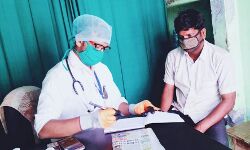 सपा नेता डॉ इसरार अलवी कर रहे है समाज सेवा