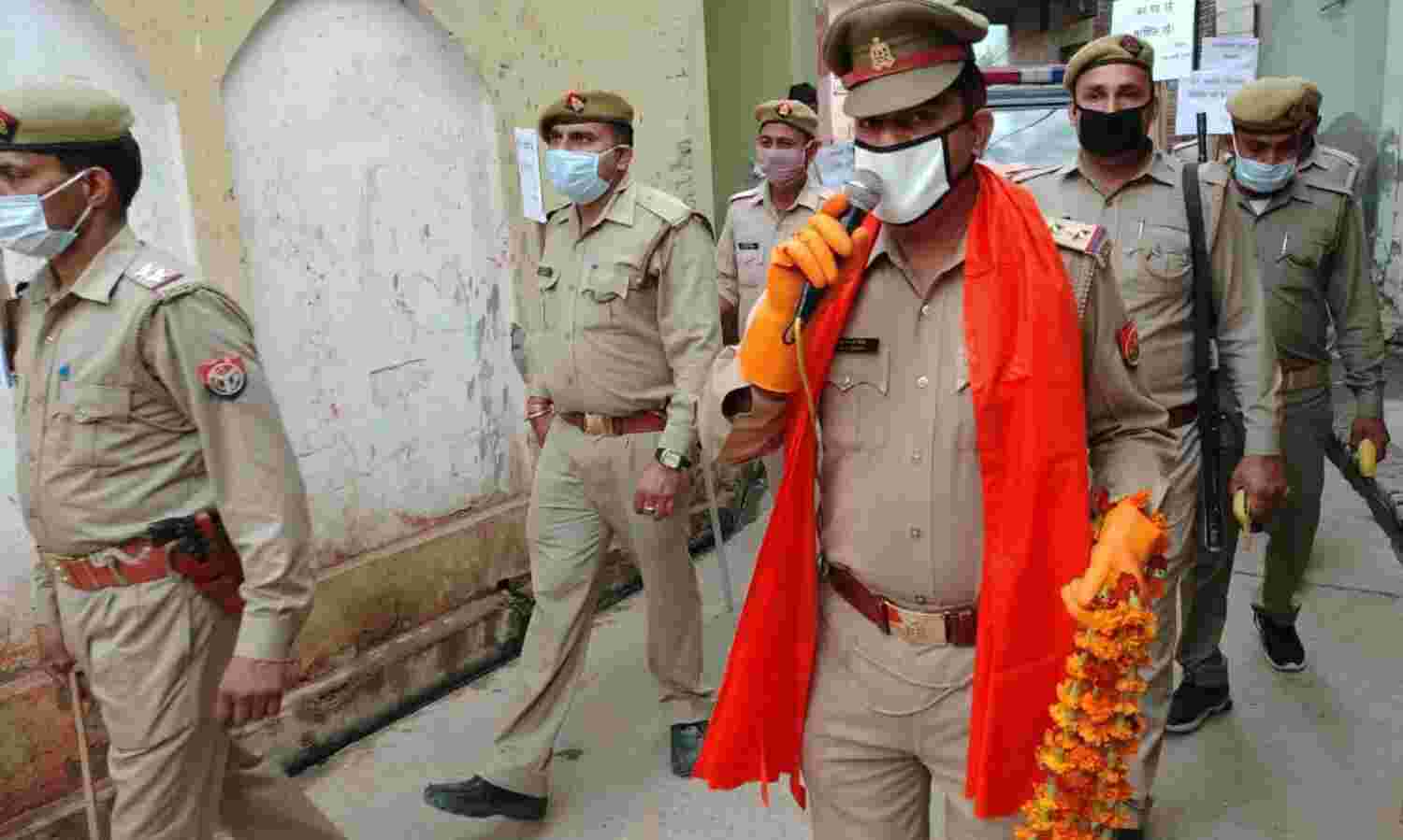 नेमचंद की गुड़ पुलिसिंग को देख, लोगों ने की पुष्पवर्षा