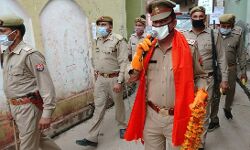 नेमचंद की गुड़ पुलिसिंग को देख, लोगों ने की पुष्पवर्षा नेमचंद की गुड़ पुलिसिंग को देख, लोगों ने की पुष्पवर्षा