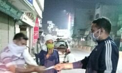 कप्तान विनीत ने न्यूज़पेपर हॉकर्स का जाना हालचाल कप्तान विनीत ने न्यूज़पेपर हॉकर्स का जाना हालचाल