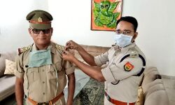 कप्तान ने पवन भाटी के कंधो पर स्टार लगाकर खिलाई मिठाई कप्तान ने पवन भाटी के कंधो पर स्टार लगाकर खिलाई मिठाई