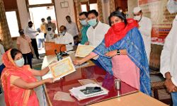 डीएम सेल्वा कुमारी ने ग्राम प्रधानों व सफाईकर्मियों को प्रशस्ति पत्र देकर किया सम्मानित डीएम सेल्वा कुमारी ने ग्राम प्रधानों व सफाईकर्मियों को प्रशस्ति पत्र देकर किया सम्मानित