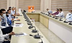 मुख्यमंत्री ने जिलाधिकारियों,वरिष्ठ पुलिस अधीक्षकों, सीएमओ को दिए दिशा-निर्देश मुख्यमंत्री ने जिलाधिकारियों,वरिष्ठ पुलिस अधीक्षकों, सीएमओ को दिए दिशा-निर्देश