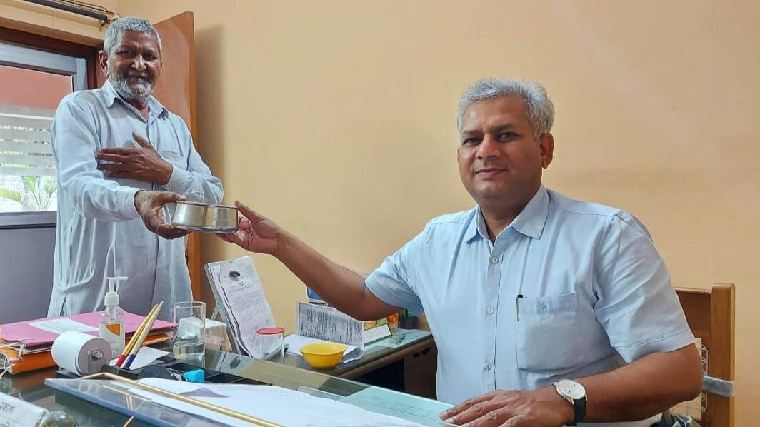 चाय वाले का लंच बॉक्स और आबकारी अधिकारी ! चाय वाले का लंच बॉक्स और आबकारी अधिकारी !
