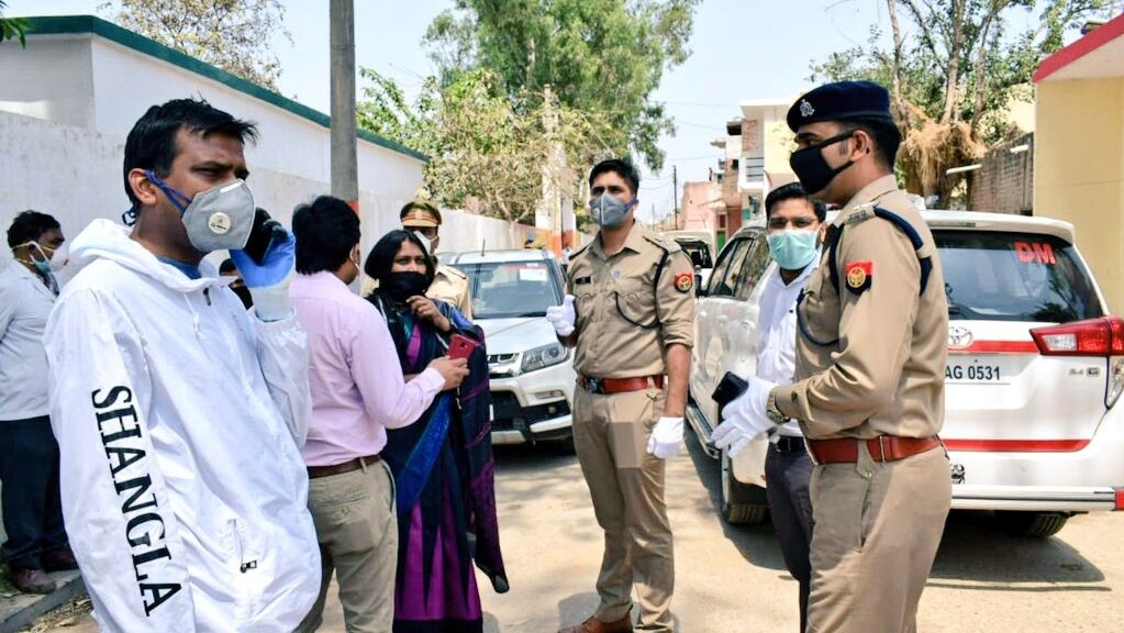 डीएम व एसएसपी ने हाॅटस्पाॅट क्षेत्र कवाल का भ्रमण कर किया निरीक्षण डीएम व एसएसपी ने हाॅटस्पाॅट क्षेत्र कवाल का भ्रमण कर किया निरीक्षण