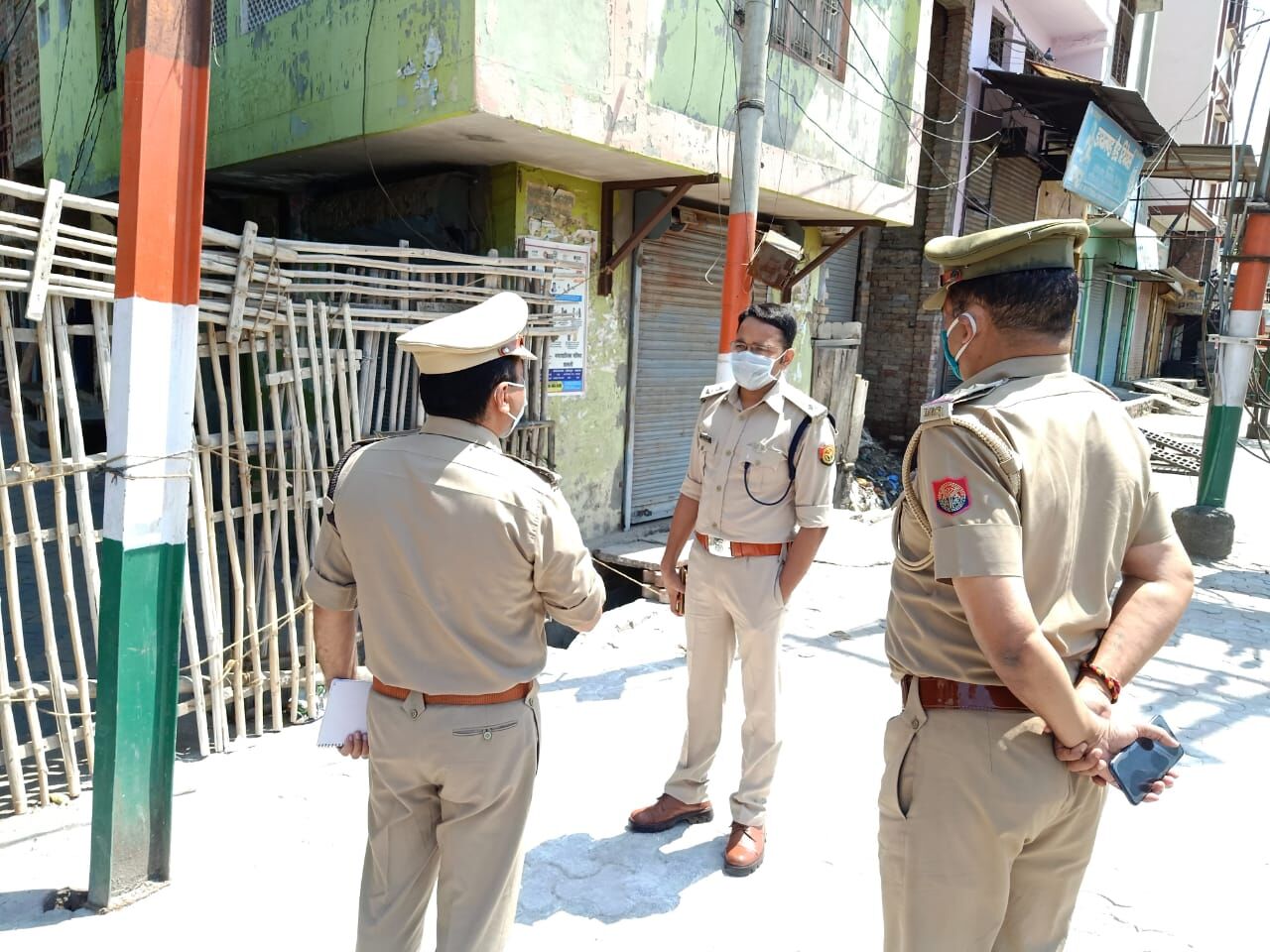 लॉकडाउन विशेष-आईपीएस विनीत जायसवाल की पब्लिक में गुड़ पुलिसिंग लॉकडाउन विशेष-आईपीएस विनीत जायसवाल की पब्लिक में गुड़ पुलिसिंग