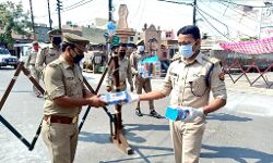एसपी विनीत ने पुलिसकर्मियों को फेस मास्क सहित ग्लूकॉन डी किए वितरित एसपी विनीत ने पुलिसकर्मियों को फेस मास्क सहित ग्लूकॉन डी किए वितरित