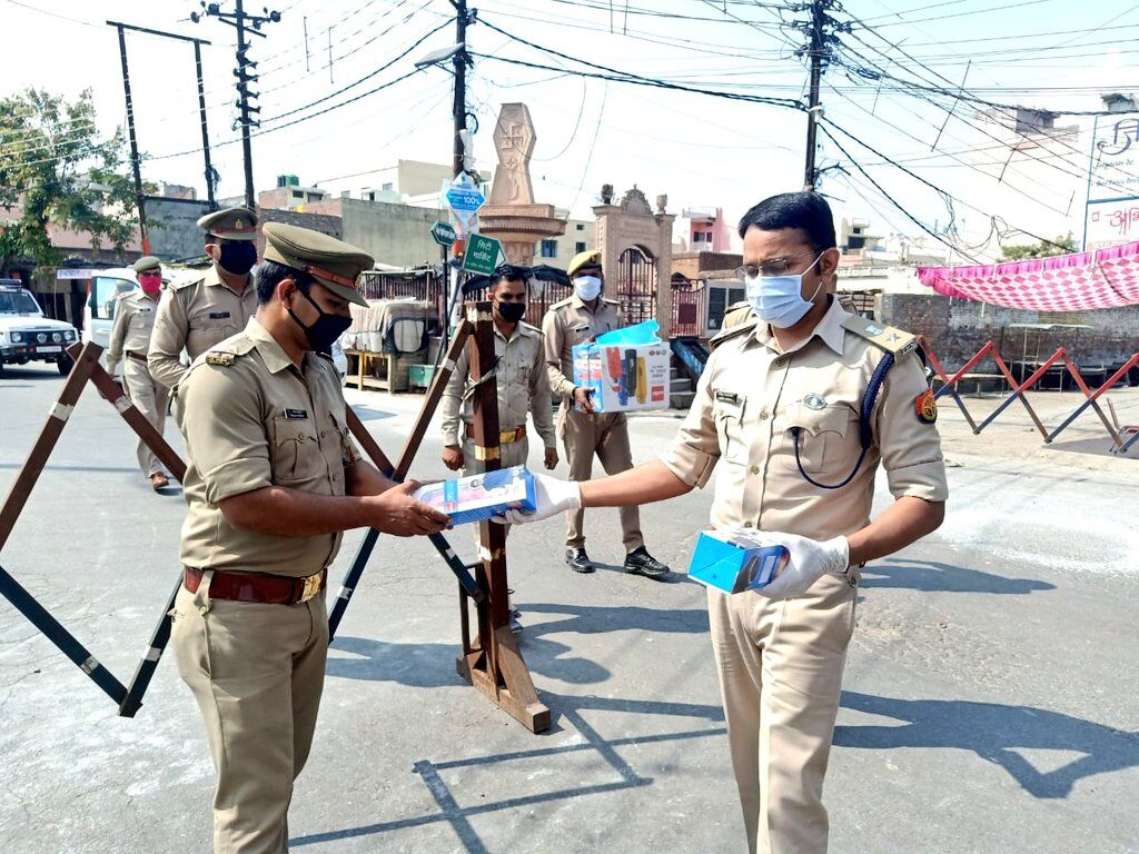 एसपी विनीत ने पुलिसकर्मियों को फेस मास्क सहित ग्लूकॉन डी किए वितरित