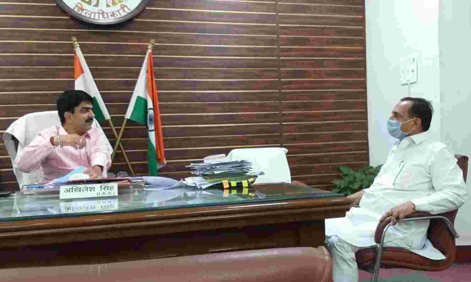 डीएम से मिले सांसद फजलुर्रहमान, रखी यह मांग