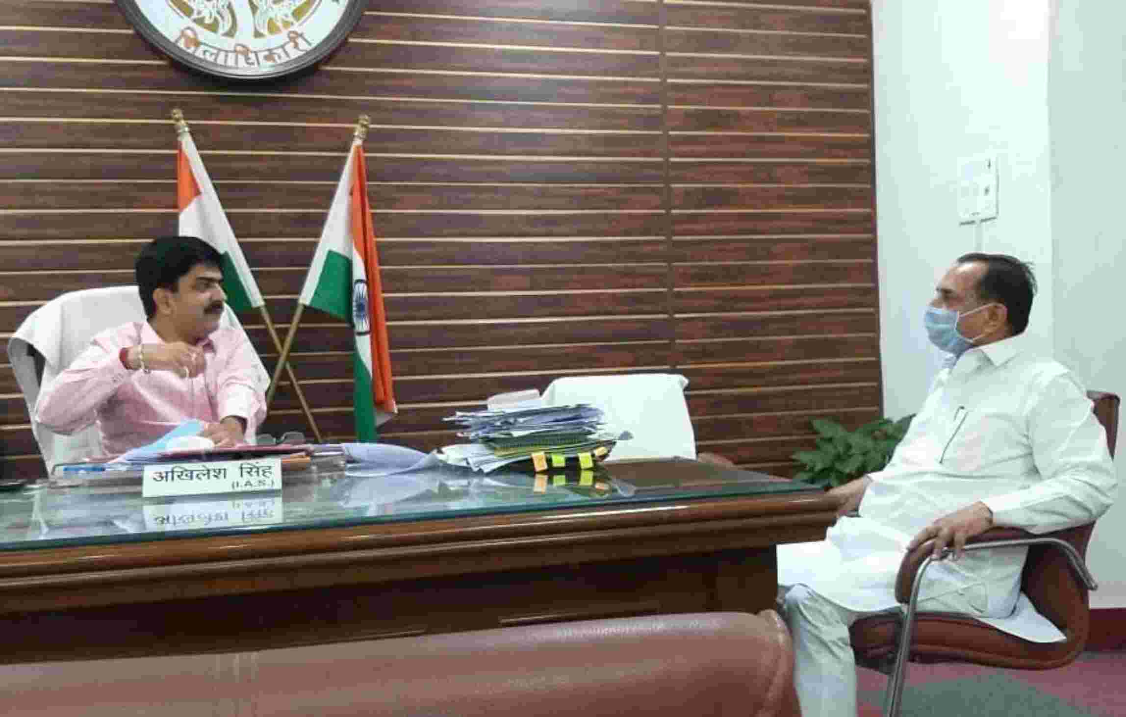 डीएम से मिले सांसद फजलुर्रहमान, रखी यह मांग