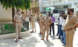 कप्तान विनीत जायसवाल ने हॉटस्पॉट कलंदरशाह व पंसारियान मोहल्ले का किया निरीक्षण कप्तान विनीत जायसवाल ने हॉटस्पॉट कलंदरशाह व पंसारियान मोहल्ले का किया निरीक्षण