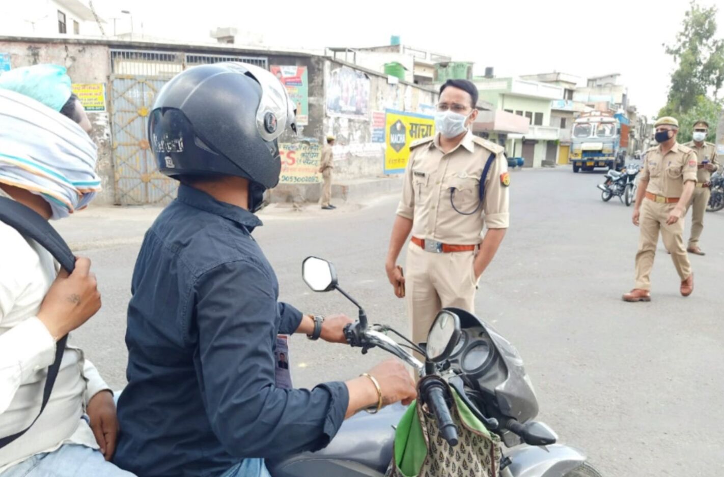 एसपी ने पुलिसकर्मियों का हालचाल जानकर दिए स्वास्थ्य के टिप्स