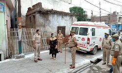 डीएम एवं एसपी ने हॉटस्पॉट मौहल्ला बड़ीऑल का किया निरीक्षण डीएम एवं एसपी ने हॉटस्पॉट मौहल्ला बड़ीऑल का किया निरीक्षण