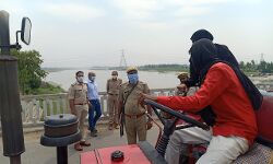 एसपी विनीत जायसवाल ने स्वयं की वाहनों की चेकिंग एसपी विनीत जायसवाल ने स्वयं की वाहनों की चेकिंग