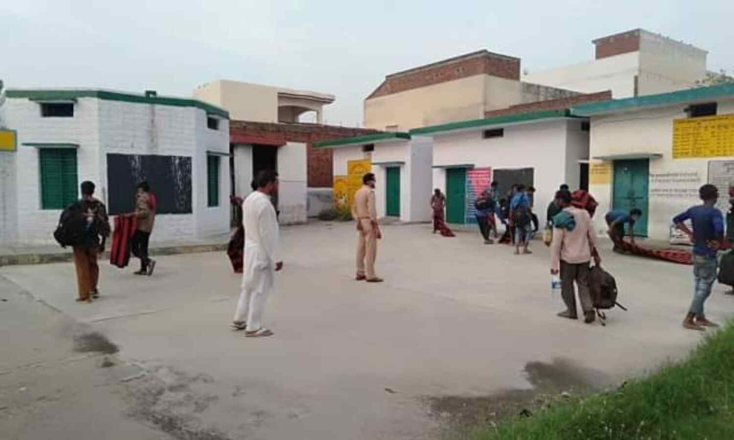 खामपुर वालो ने की प्रवासी मजदूरों की ख़िदमत