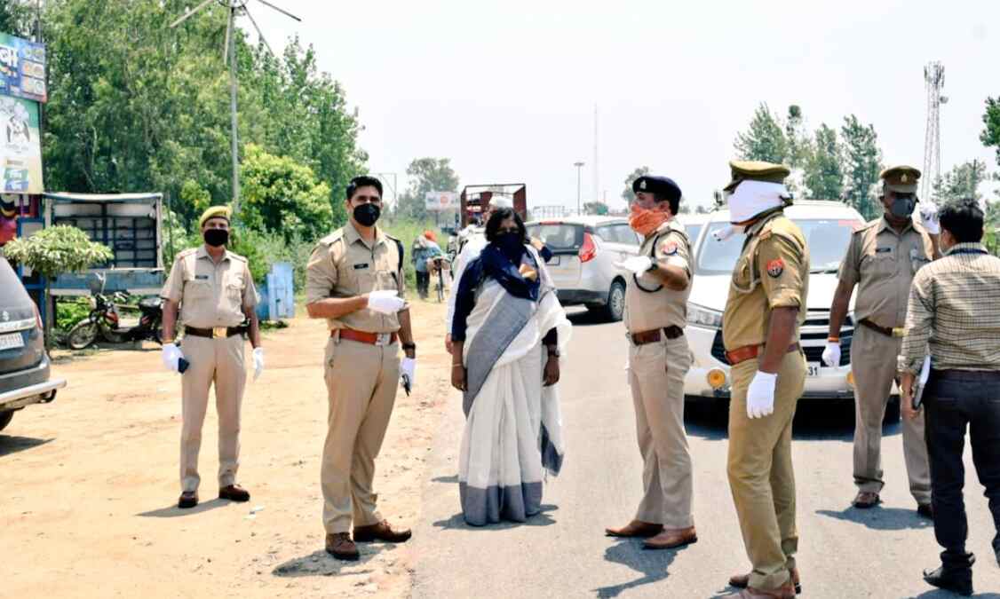 कलेक्टर और कप्तान ने किया बॉर्डर चेक, डीएम ने देखी व्यवस्थाएं