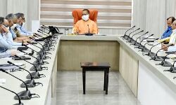 योगी का आदेश - कोरोना से लड़ाई में मुस्तैद रहें अफसर