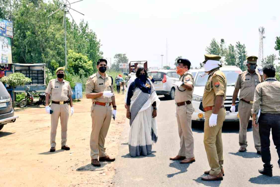 कलेक्टर और कप्तान ने किया बॉर्डर चेक, डीएम ने देखी व्यवस्थाएं