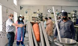 डीएम ने गेहूं क्रय केन्द्र व कोल्हू का किया निरीक्षण डीएम ने गेहूं क्रय केन्द्र व कोल्हू का किया निरीक्षण