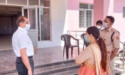 कलेक्टर और कप्तान ने डॉक्टर्स एवं नर्सिंग स्टाफ का जाना हाल