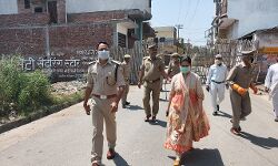 डीएम व एसपी ने हॉटस्पॉट मौहल्लों का भ्रमण कर दिए दिशा-निर्देश डीएम व एसपी ने हॉटस्पॉट मौहल्लों का भ्रमण कर दिए दिशा-निर्देश