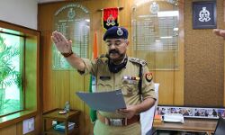 आतंकवाद विरोधी दिवस पर एडीजी प्रशांत कुमार ने दिलाई शपथ आतंकवाद विरोधी दिवस पर एडीजी प्रशांत कुमार ने दिलाई शपथ