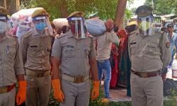 एसपी ने पुलिसकर्मियों को मुहैया कराई फेस शील्ड एसपी ने पुलिसकर्मियों को मुहैया कराई फेस शील्ड