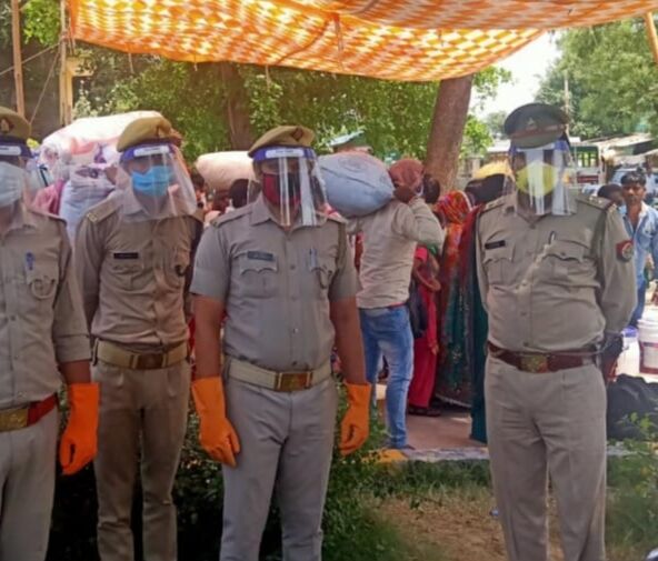 एसपी ने पुलिसकर्मियों को मुहैया कराई फेस शील्ड एसपी ने पुलिसकर्मियों को मुहैया कराई फेस शील्ड