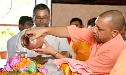 CM योगी ने किया राजधर्म का पालन, महीनों बाद पहुंचे गोरखनाथ मठ,किया रुद्राभिषेक CM योगी ने किया राजधर्म का पालन, महीनों बाद पहुंचे गोरखनाथ मठ,किया रुद्राभिषेक