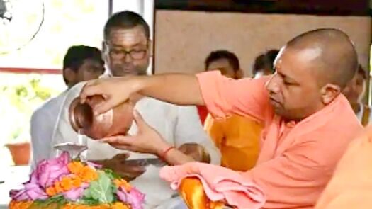 CM योगी ने किया राजधर्म का पालन, महीनों बाद पहुंचे गोरखनाथ मठ,किया रुद्राभिषेक