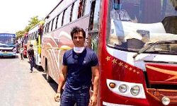 रियल लाइफ के हीरो है सोनू सूद : प्रवासी मजदूरों की करा रहें है घर वापसी रियल लाइफ के हीरो है सोनू सूद : प्रवासी मजदूरों की करा रहें है घर वापसी