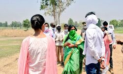 डीएम ने स्वंय सहायता समूह व मनरेगा के  कार्यो का किया निरीक्षण