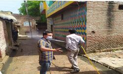 यूपी गन्ना विभाग द्वारा कस्बों, गाँवों और दफ्तरों को किया जा रहा है सेनेटाइज