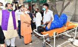 CM योगी ने किया औचक निरीक्षण, आमजन से संवाद कर अस्पताल की सेवाओं का लिया जायजा