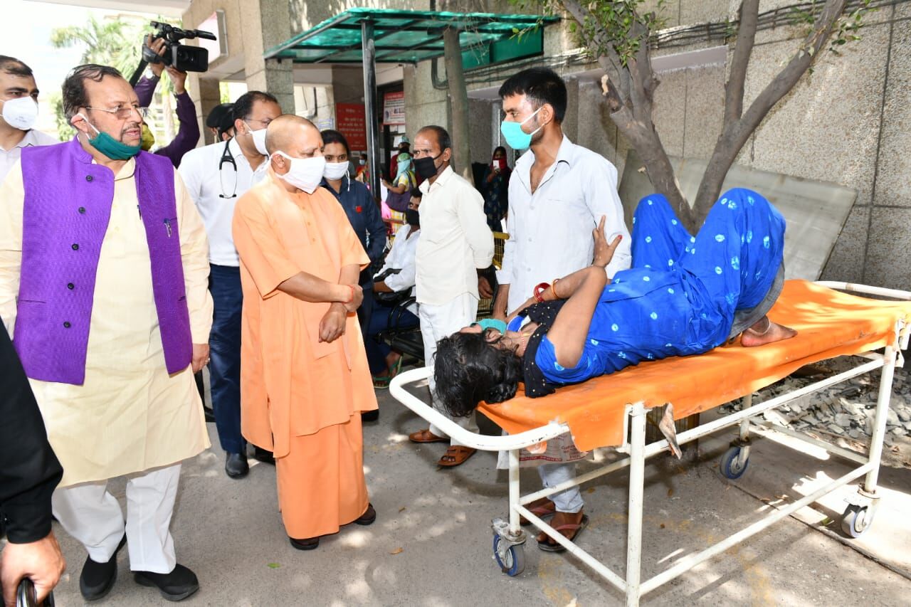 CM योगी ने किया औचक निरीक्षण, आमजन से संवाद कर अस्पताल की सेवाओं का लिया जायजा CM योगी ने किया औचक निरीक्षण, आमजन से संवाद कर अस्पताल की सेवाओं का लिया जायजा