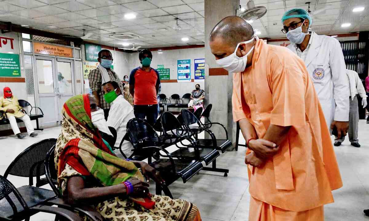 CM योगी ग्राउंड जीरो पर पहुंचकर ले रहे हैं व्यवस्थाओं का जायजा